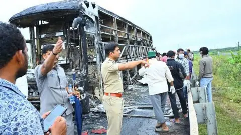 Hundreds of smartphones intensified India bus blaze - reports